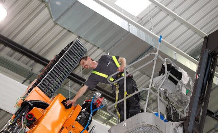 Reinigung von Krananlagen und Robotern im Deutschen Luft und Raumfahrtzentrum Augsburg (DLR)