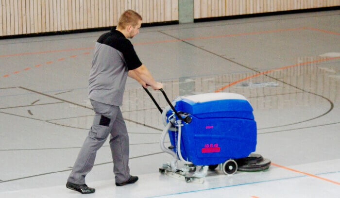 Reinigung Linoleum-Hallenfußboden einer Turnhalle in Augsburg durch professionelle Reinigungsmaschine