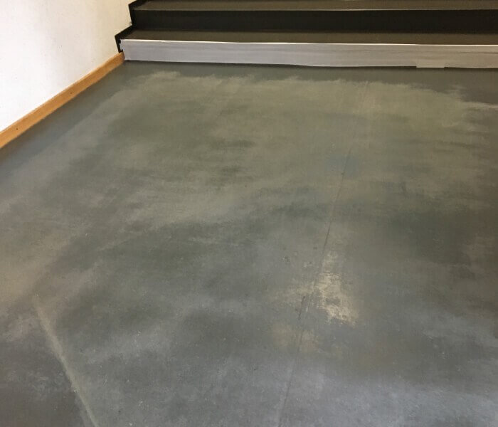 ESD (Electro Statical Discharge) Fußboden vor der Sanierung: trübe Oberfläche, starke Gebrauchsspuren