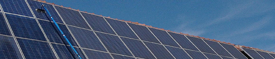 Reinigung einer PV-Anlage / Solaranlage mit Hilfe von Carbonstangen und Osmosewasser, ohne Chemie, vom Boden aus, in Thierhaupten bei Augsburg