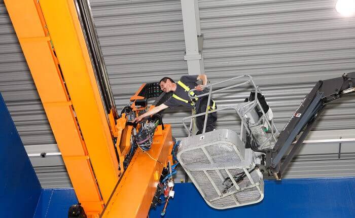 Feinreinigung einer Roboteranlage im Deutschen Luft-und Raumfahrtzentrum in Augsburg  mit Hubarbeitsbühnen und ausgebildeten Hubarbeitsbühnenführern