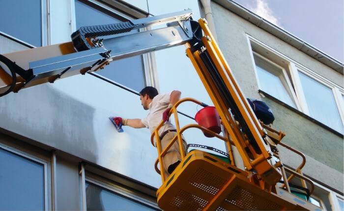 Fassadenreinigung einer Eloxalfassade in der Augsburger Innenstadt durch Scheuern und Konservieren 