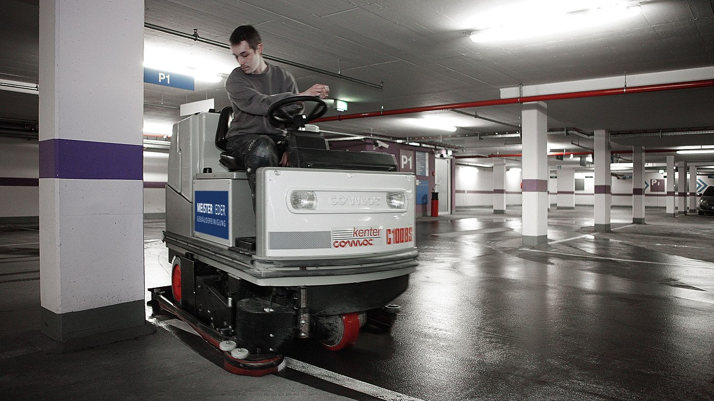 Grundreinigung Parkhausbeläge in Augsburg mit Hilfe von großen Scheuersaugautomaten